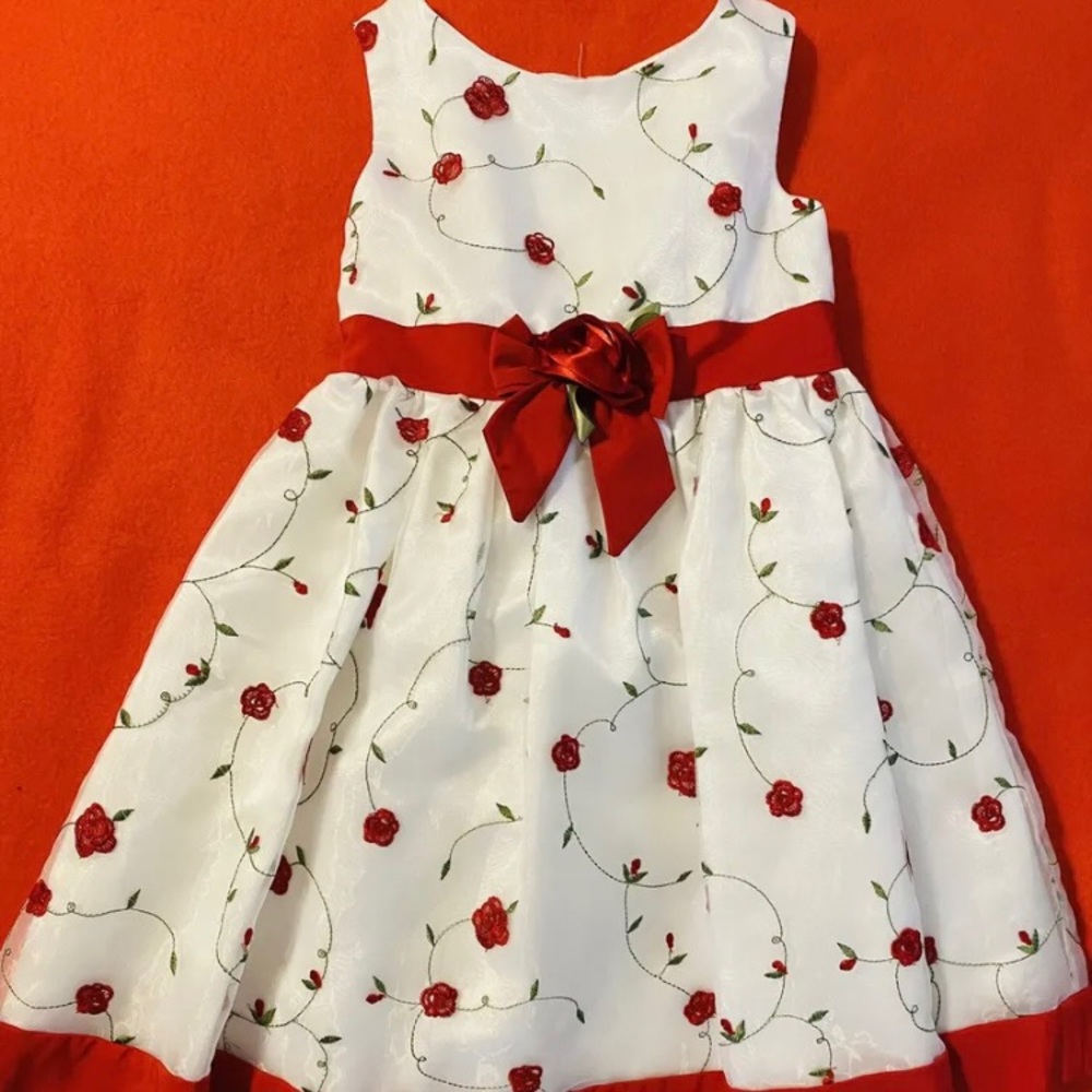 Beautiful Sweet Heart Rose Floral Girls Dress Sz 4 Preowned Round Neckline.